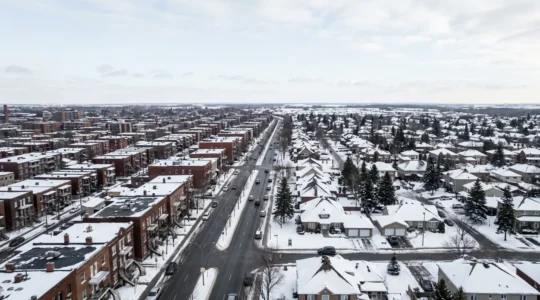 Vue aerienne d'un quartier residentiel quebecois montrant la diversite urbaine avec des immeubles et des maisons unifamiliales