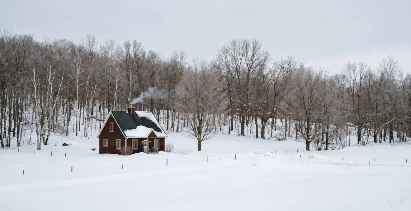 Résidence québécoise avec architecture typique dans un environnement hivernal paisible