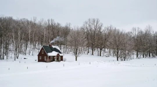 Résidence québécoise avec architecture typique dans un environnement hivernal paisible